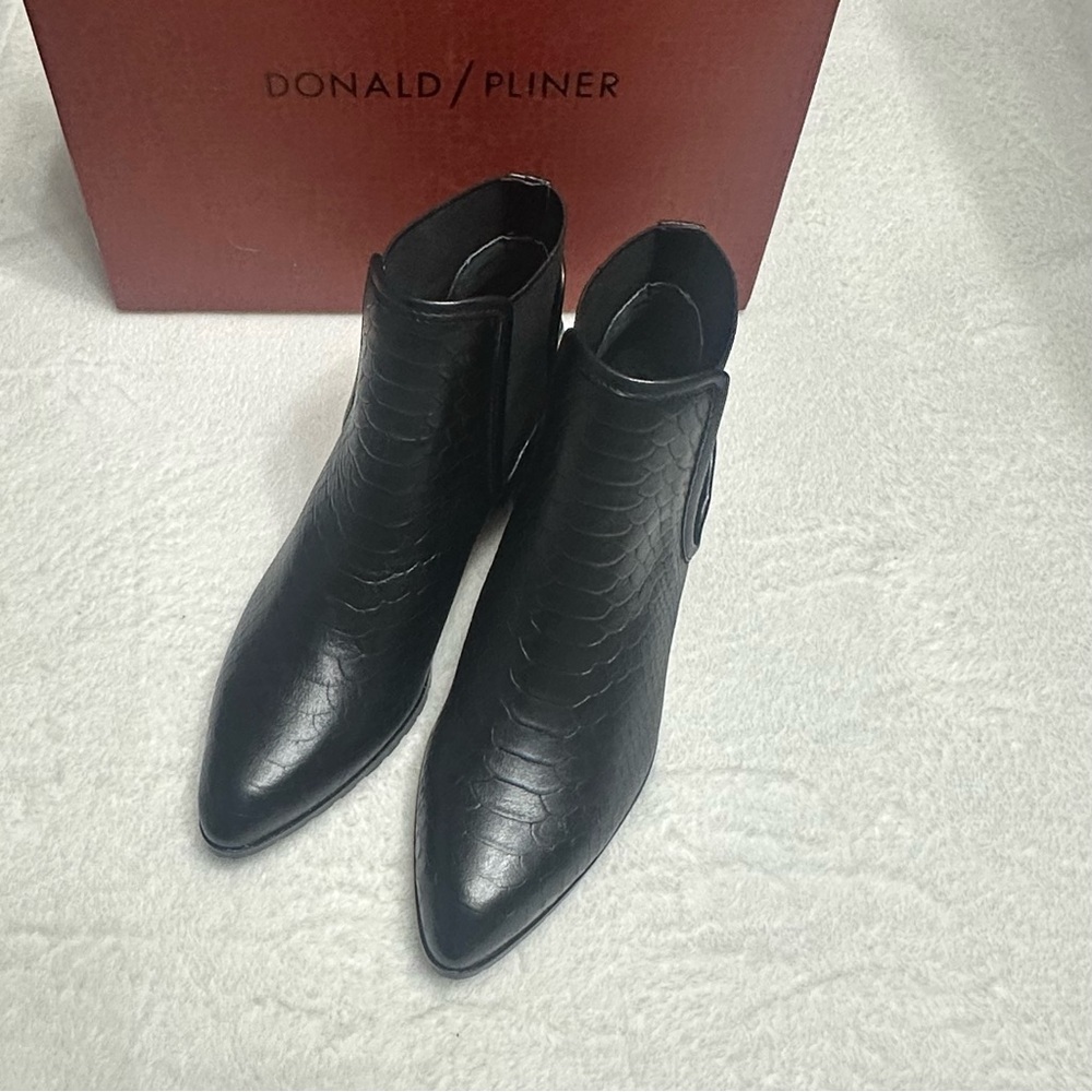 Donald J. Pliner Black Snakeskin Women’s Boots- NIB Size 6 - Picture 2 of 6